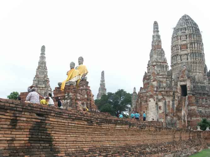 Kinh đô cổ Ayutthaya  là một tổ hợp di tích bao gồm rất nhiều đền, chùa, bảo tàng… của một thành phố vĩ đại, một trong những di tích lịch sử có sức hấp dấn và được UNESCO công nhận là di sản văn hóa thế giới . Nơi đây lưu giữ dấu ấn quá khứ vàng son của kinh đô cổ tồn tại hơn 400 năm từ giữa thế kỷ 14 đến nửa cuối thế kỷ 18.
